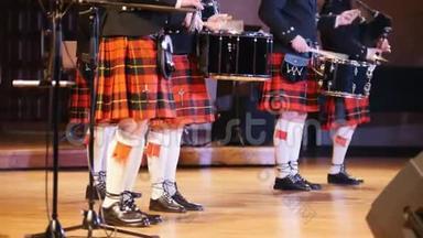 苏格兰传统乐队音乐家在舞台上用风笛演唱